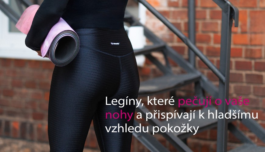 Detail dámských kompresních FLOW leggings od LIPOELASTIC, struktura materiálu na stehnech během cesty na cvičení